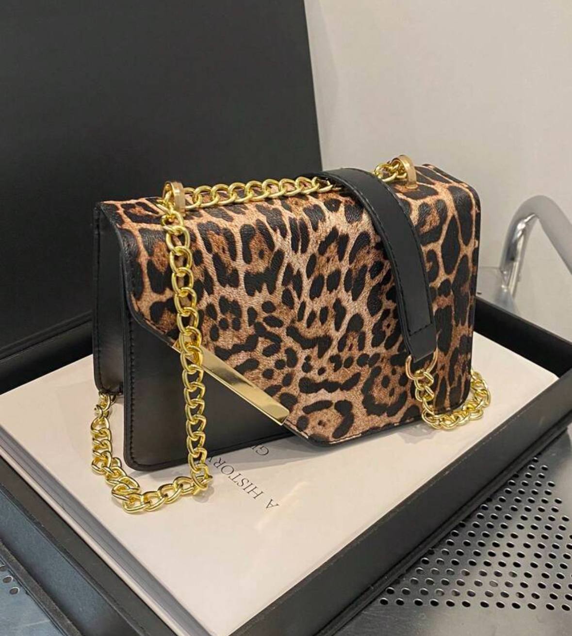 Chic Leopard Print With Chain Bag